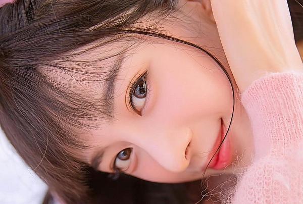 球友在客厅用投影观看足球直播